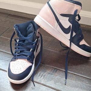 Nike Women's Dark Blue and Light Pink Sneakers